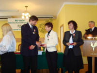Maria Jankowiak (w środku) odbiera odznaczenie